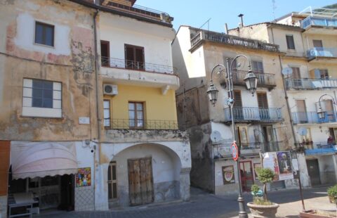 Locale commerciale in Piazza