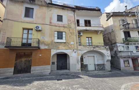 Locale commerciale in Piazza