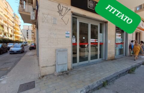 Locale con 4 vetrine