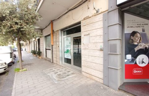 Locale con due vetrine