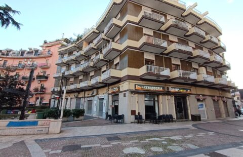 APPARTAMENTO IN PIAZZA  PIANO MEDIO FABBRICATO SIGNORILE.