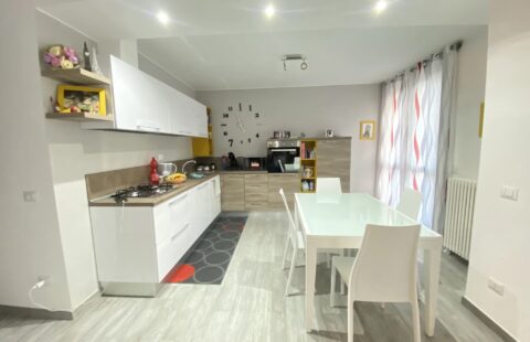 Soluzione semi indipendente con box e giardino