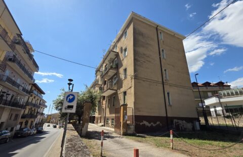 Appartamento con cantina  posto auto e camino